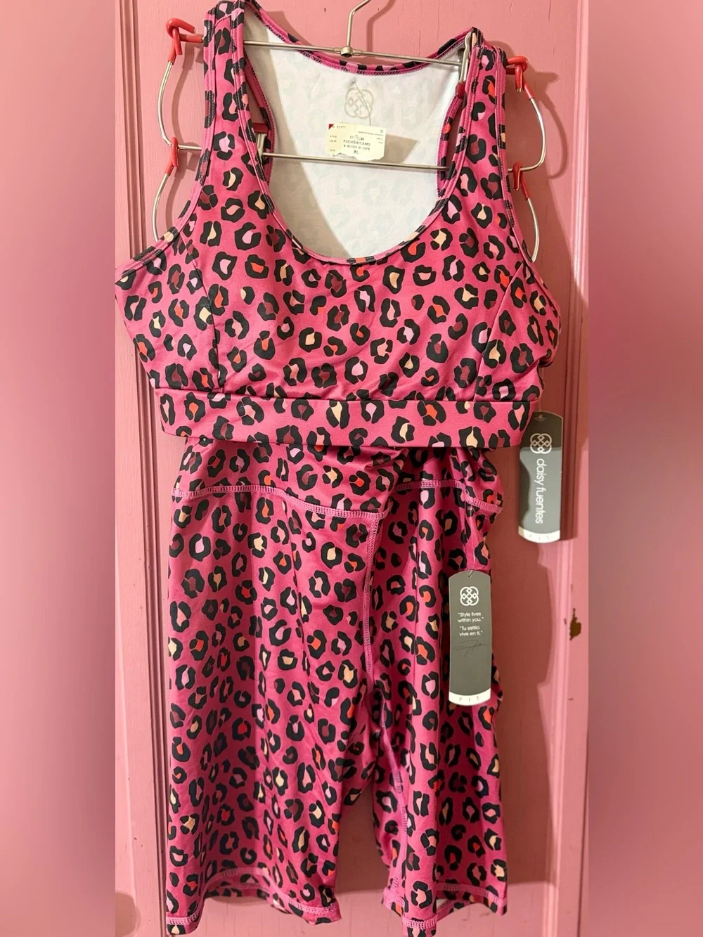 Daisy Fuentes Women's Pink Leopard Print Sports Bra & bike shorts XL
